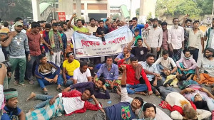 আজও সড়ক অবরোধ করে রিকশাচালকদের বিক্ষোভ, যান চলাচল বন্ধ