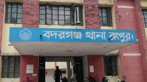 নারীকে টেনেহিঁচড়ে বাড়ি থেকে বের করে পেটানোর ভিডিও ভাইরাল, গ্রেপ্তার ২