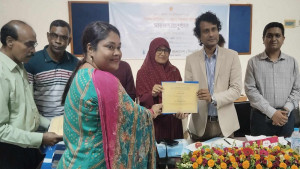 নিজে দুর্নীতিমুক্ত থাকতে হবে, দুর্নীতির বিরুদ্ধে সোচ্চার হতে হবে