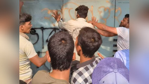 অটোরিকশা চালকদের মিছিল থেকে বারডেম হাসপাতালে হামলা