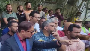 ‘থাপড়াই দাঁত ফেলে দেব’- ওয়ার্ড সচিবকে চসিক মেয়র