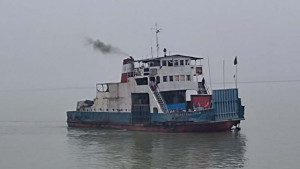 আরিচা-কাজিরহাট রুটে বন্ধ ফেরি চলাচল  