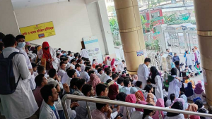 স্বাস্থ্য অধিদপ্তর অবরুদ্ধ করে ফিজিওথেরাপি শিক্ষার্থীদের অবস্থান