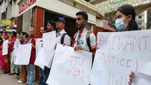 জাপান গার্ডেন সিটি এলাকায় কুকুর-বিড়াল হত্যার প্রতিবাদে বিক্ষোভ, অবস্থান