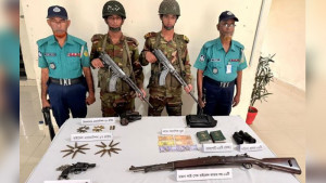 খুলনা জেলা আ’লীগ সভাপতির বাড়ি থেকে অস্ত্র ও গুলি উদ্ধার