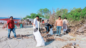 কুয়াকাটা সৈকতে প্লাস্টিক দূষণ