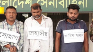 দৌলতপুরে যৌথবাহিনীর অভিযানে অস্ত্রসহ আটক ৩