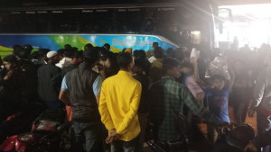 ‘শাহবাগমুখী’ ১০টি যাত্রীবাহী বাস আটকে দিল স্থানীয়রা