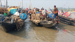 মাছ আহরণ ও শুঁটকি তৈরিতে জেলেদের সমুদ্রযাত্রা