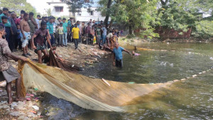 অস্ত্রের খোঁজে পুকুরে জাল, মিলল ২ মোটরসাইকেল