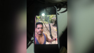 এক নলা বন্দুকের সঙ্গে সেলফি ছিল মোবাইলে, পুলিশের সন্দেহে ধরা তরুণ