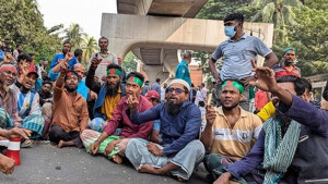 ফের ঢাকার বিভিন্ন স্থানে সড়ক অবরোধ, সংঘর্ষ