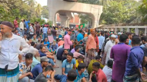 ঢাকার বিভিন্ন সড়কে ব্যাটারিচালিত রিকশাচালকদের অবস্থান, চলাচল ব্যাহত