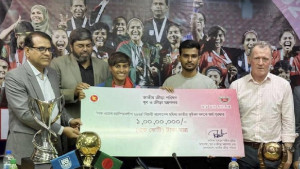 পুরস্কারের কোটি টাকার চেক পেলেন সাফজয়ীরা 
