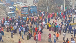 চার বছর আগের বকেয়া বেতনের দাবিতে শ্রমিকদের মহাসড়ক অবরোধ