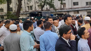 যুগ্ম সচিবের বিরুদ্ধে ব্যবস্থা নিতে সচিবালয়ে বিক্ষোভ