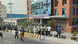 মোল্লা কলেজ, কবি নজরুল-সোহরাওয়ার্দীর শিক্ষার্থীদের মধ্যে সংঘর্ষ, লুটপাট