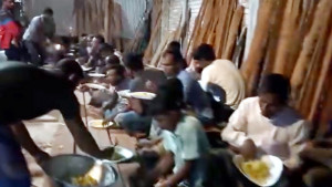 ডোনাল্ড ট্রাম্পের বিজয়ে কাশিয়ানীতে খিচুড়িভোজ