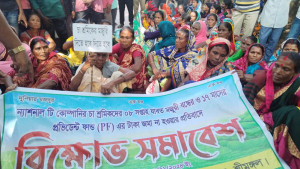 বকেয়া দাবিতে বিভাগীয় শ্রম দপ্তর ঘেরাও