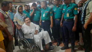 সাবেক মন্ত্রী শাজাহান খানকে ঢামেক ভর্তি