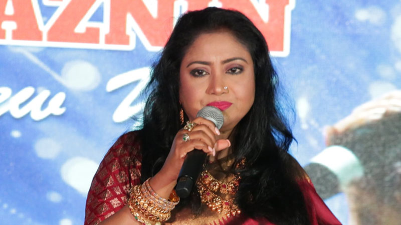 দীর্ঘদিন পর দেশে ফিরছেন বেবী নাজনীন দীর্ঘদিন পর দেশে ফিরছেন বেবী নাজনীন