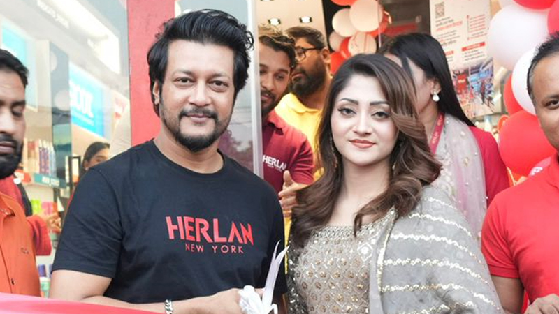শত শত মানুষ ছুটে এলো, ইমন-পূজার সোনারগাঁওয়ে যাওয়ার কারণ জানা গেল শত শত মানুষ ছুটে এলো, ইমন-পূজার সোনারগাঁওয়ে যাওয়ার কারণ জানা গেল