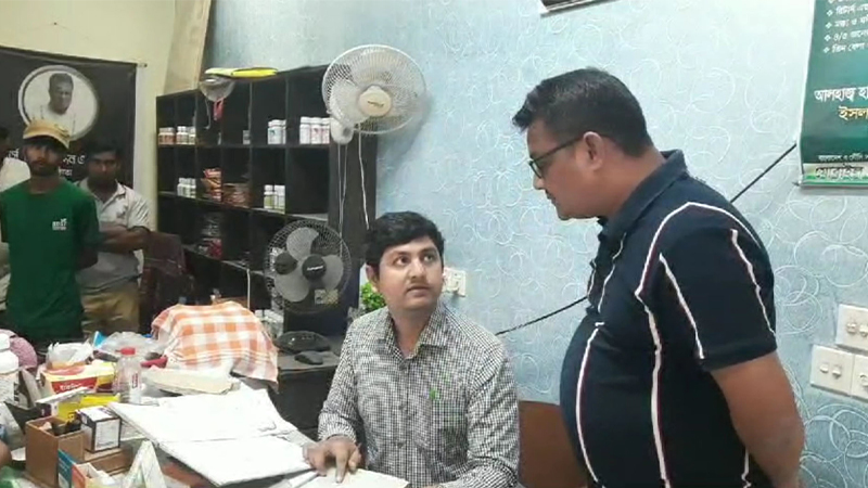 মেহেরপুরে ২ সার ব্যবসায়ীকে সোয়া ১ লাখ টাকা জরিমানা মেহেরপুরে ২ সার ব্যবসায়ীকে সোয়া ১ লাখ টাকা জরিমানা