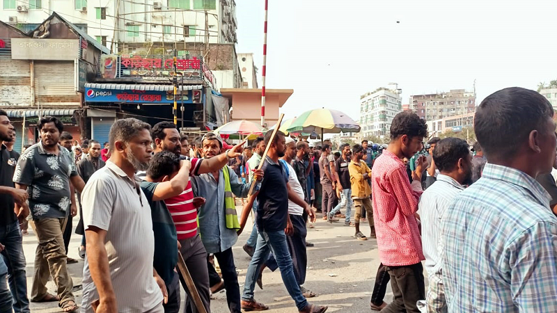 জুরাইন রেলক্রসিং ছাড়লেন রিকশাচালকরা, ৪ ঘণ্টা পর ট্রেন চলাচল শুরু জুরাইন রেলক্রসিং ছাড়লেন রিকশাচালকরা, ৪ ঘণ্টা পর ট্রেন চলাচল শুরু