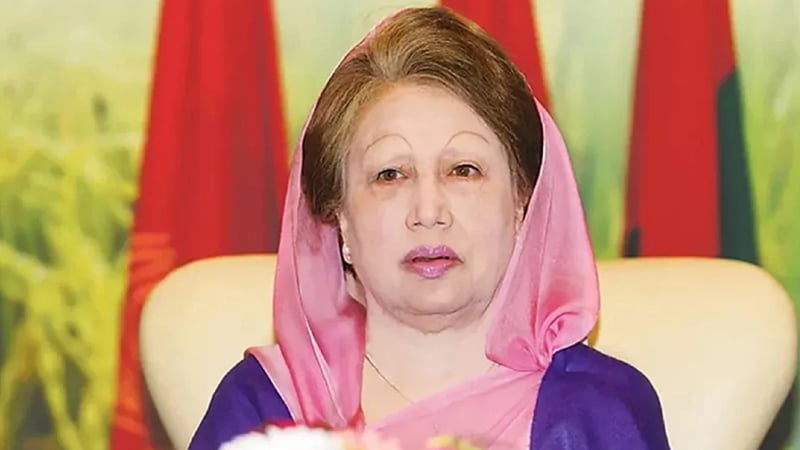 মার্কিন দূতাবাস থেকে বাসায় ফিরলেন খালেদা জিয়া মার্কিন দূতাবাস থেকে বাসায় ফিরলেন খালেদা জিয়া