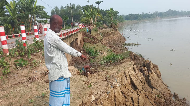 হুমকির মুখে বন্যা নিয়ন্ত্রণ বাঁধ-কালভার্ট হুমকির মুখে বন্যা নিয়ন্ত্রণ বাঁধ-কালভার্ট