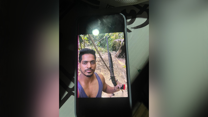 এক নলা বন্দুকের সঙ্গে সেলফি ছিল মোবাইলে, পুলিশের সন্দেহে ধরা তরুণ এক নলা বন্দুকের সঙ্গে সেলফি ছিল মোবাইলে, পুলিশের সন্দেহে ধরা তরুণ