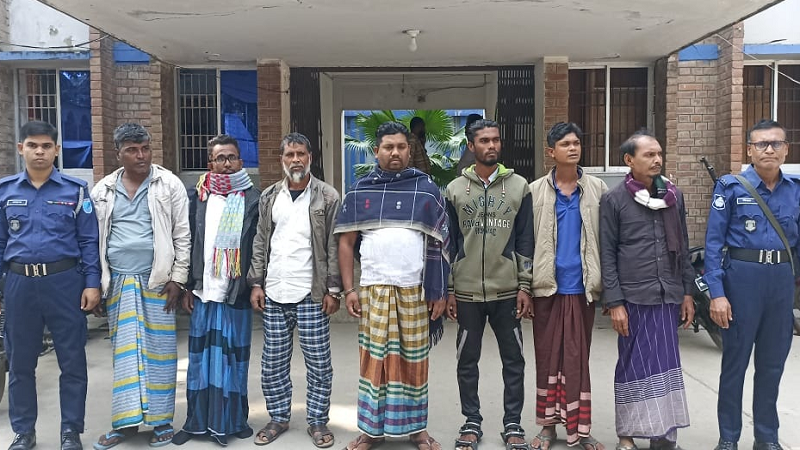 সদরপুরে বিদ্যালয়ের পাশে জুয়ার আসর, আটক ৭ সদরপুরে বিদ্যালয়ের পাশে জুয়ার আসর, আটক ৭