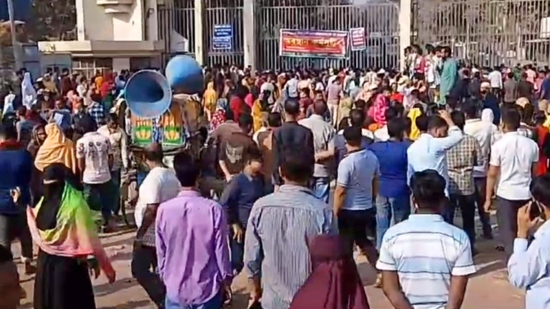 আশুলিয়ায় বকেয়া বেতনের দাবিতে আজও সড়ক অবরোধ করে শ্রমিক বিক্ষোভ, যানজট আশুলিয়ায় বকেয়া বেতনের দাবিতে আজও সড়ক অবরোধ করে শ্রমিক বিক্ষোভ, যানজট