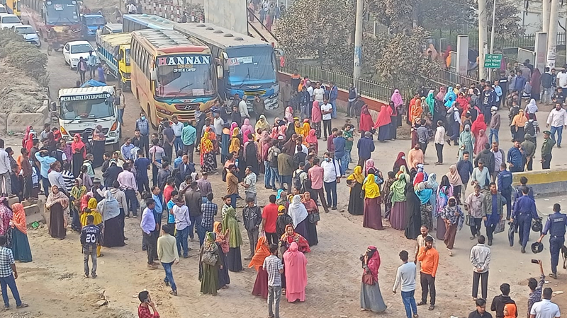 চার বছর আগের বকেয়া বেতনের দাবিতে শ্রমিকদের মহাসড়ক অবরোধ চার বছর আগের বকেয়া বেতনের দাবিতে শ্রমিকদের মহাসড়ক অবরোধ