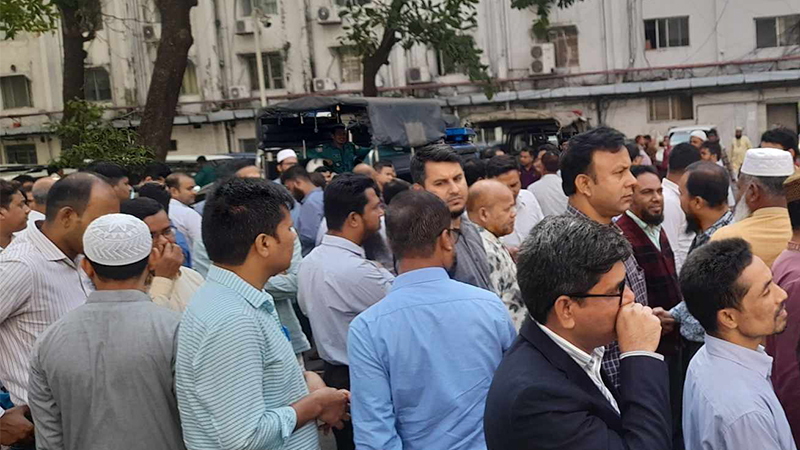 যুগ্ম সচিবের বিরুদ্ধে ব্যবস্থা নিতে সচিবালয়ে বিক্ষোভ যুগ্ম সচিবের বিরুদ্ধে ব্যবস্থা নিতে সচিবালয়ে বিক্ষোভ