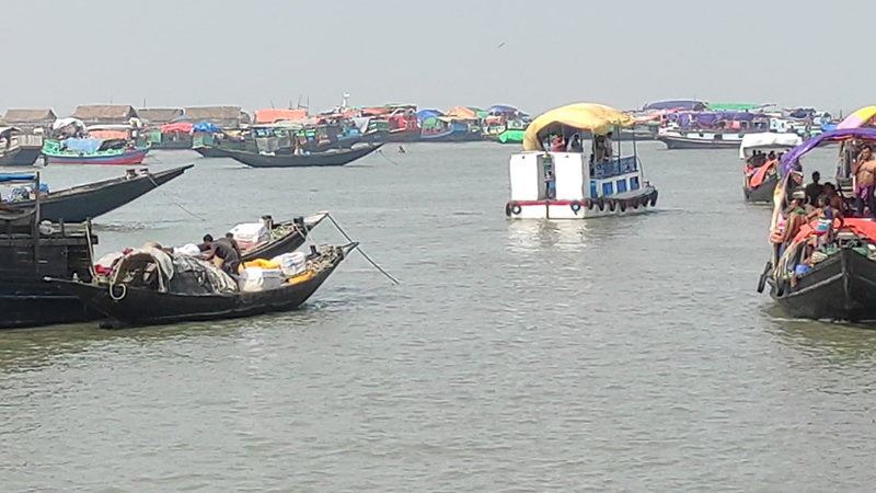রাস পূর্ণিমায় দুবলার চরে পুণ্যার্থীদের ঢল রাস পূর্ণিমায় দুবলার চরে পুণ্যার্থীদের ঢল