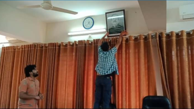 জাবির প্রশাসনিক ভবন থেকে শেখ মুজিবের ছবি অপসারণ জাবির প্রশাসনিক ভবন থেকে শেখ মুজিবের ছবি অপসারণ
