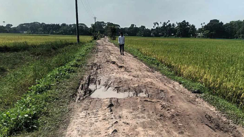 ইট বিছানো সড়ক বেহাল যান চলাচল বন্ধে দুর্ভোগ ইট বিছানো সড়ক বেহাল যান চলাচল বন্ধে দুর্ভোগ