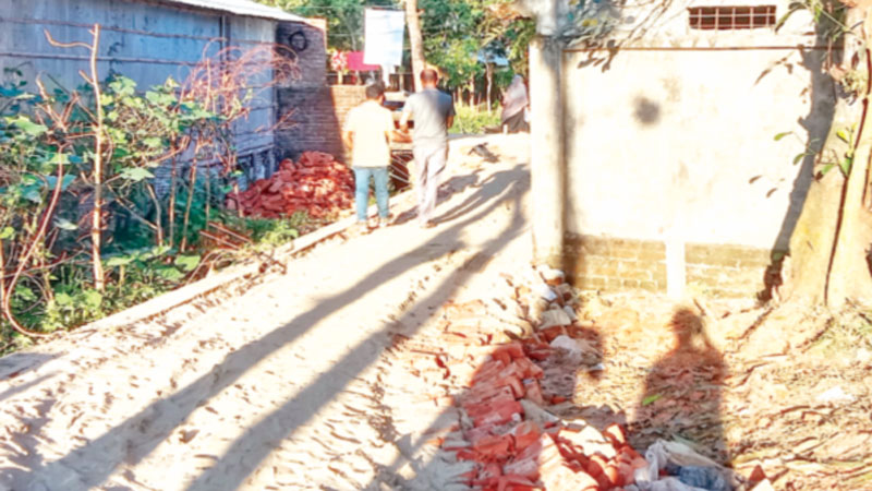 রাউজানে দানের টাকায় সড়কের কাজে বাধা রাউজানে দানের টাকায় সড়কের কাজে বাধা
