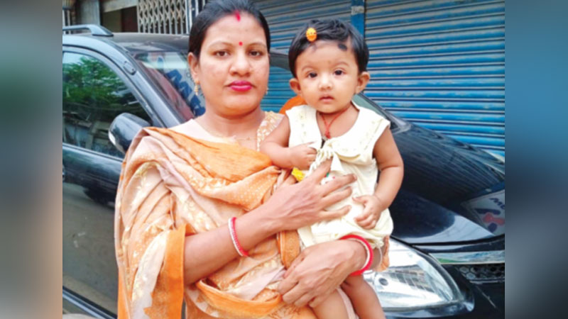 যন্ত্রণায় ছটফট ছোট্ট শিশু থামছে না মা-বাবার কান্না যন্ত্রণায় ছটফট ছোট্ট শিশু থামছে না মা-বাবার কান্না