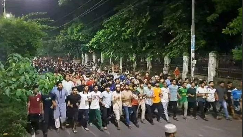 হলগুলোতে ছাত্রদলের পোস্টার, মধ্যরাতে ঢাবিতে শিক্ষার্থীদের মিছিল হলগুলোতে ছাত্রদলের পোস্টার, মধ্যরাতে ঢাবিতে শিক্ষার্থীদের মিছিল