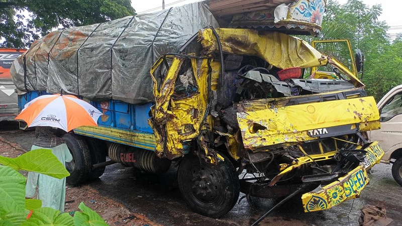 টাঙ্গাইলে বাস-ট্রাক সংঘর্ষে চারজন নিহত, আহত ৮ টাঙ্গাইলে বাস-ট্রাক সংঘর্ষে চারজন নিহত, আহত ৮