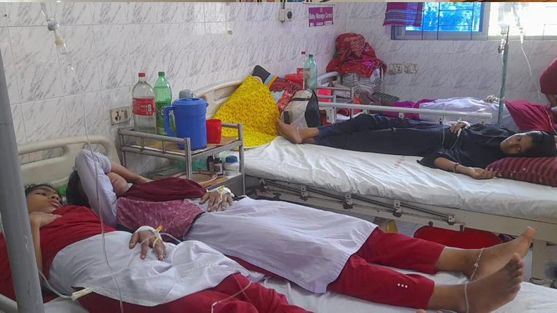 ‘ম্যাস হিস্টিরিয়ায়’ অসুস্থ ৩৪ ছাত্রীকে হাসপাতালে ভর্তি ‘ম্যাস হিস্টিরিয়ায়’ অসুস্থ ৩৪ ছাত্রীকে হাসপাতালে ভর্তি