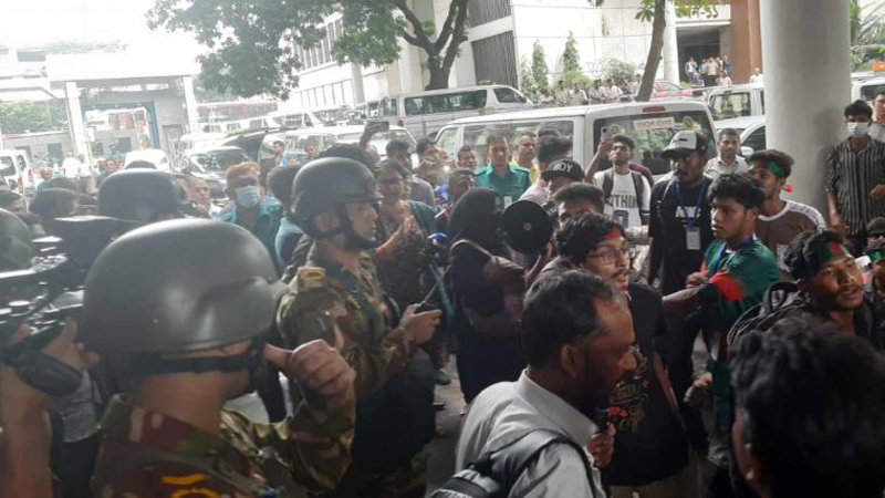 এইচএসসির ফলাফল সংস্কারের দাবিতে সচিবালয়ে ৫ শতাধিক শিক্ষার্থী এইচএসসির ফলাফল সংস্কারের দাবিতে সচিবালয়ে ৫ শতাধিক শিক্ষার্থী