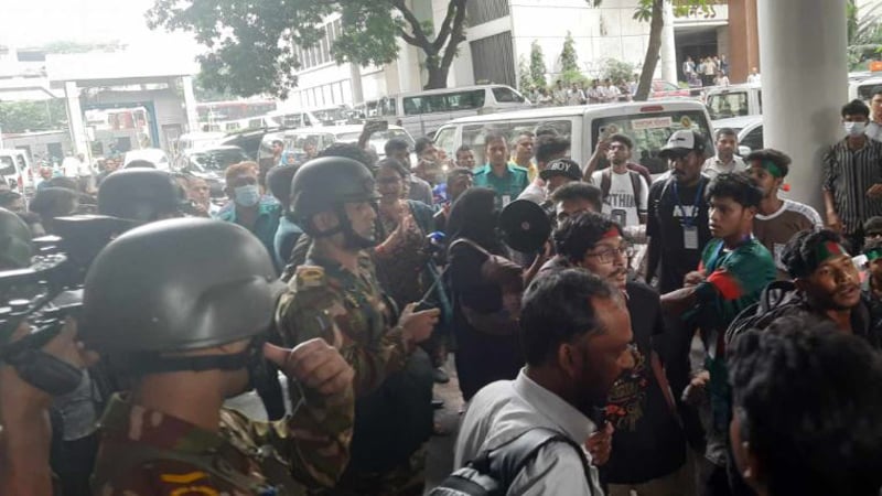 সচিবালয়ে ঢুকে পড়া ২৬ শিক্ষার্থীসহ ৭০ জনের বিরুদ্ধে মামলা সচিবালয়ে ঢুকে পড়া ২৬ শিক্ষার্থীসহ ৭০ জনের বিরুদ্ধে মামলা