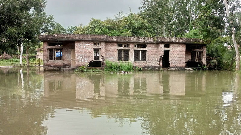 রোগীর চিকিৎসাসেবা-ওষুধ নিতে হয় পানিতে নেমে রোগীর চিকিৎসাসেবা-ওষুধ নিতে হয় পানিতে নেমে