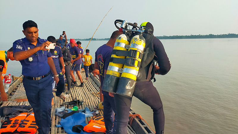 ২৮ ঘণ্টায়ও উদ্ধার হয়নি পদ্মায় নিখোঁজ ২ এএসআই, অভিযান চলছে ২৮ ঘণ্টায়ও উদ্ধার হয়নি পদ্মায় নিখোঁজ ২ এএসআই, অভিযান চলছে