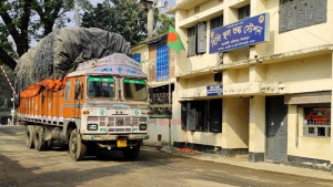 দুর্গাপূজায় ৬ দিন আমদানি-রপ্তানি বন্ধ হিলি স্থলবন্দরে