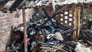 বাড়ির চারপাশে আগুন দিয়ে পরিবারের সবাইকে হত্যাচেষ্টা