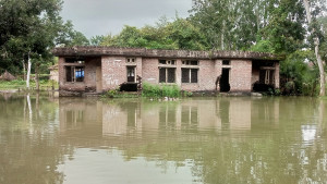 রোগীর চিকিৎসাসেবা-ওষুধ নিতে হয় পানিতে নেমে